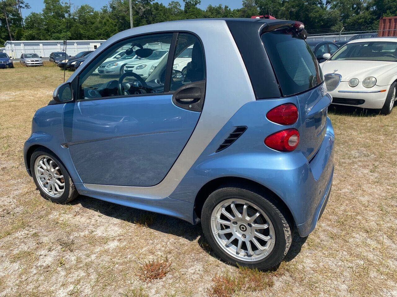 Used 2013 smart fortwo passion RWD image 11