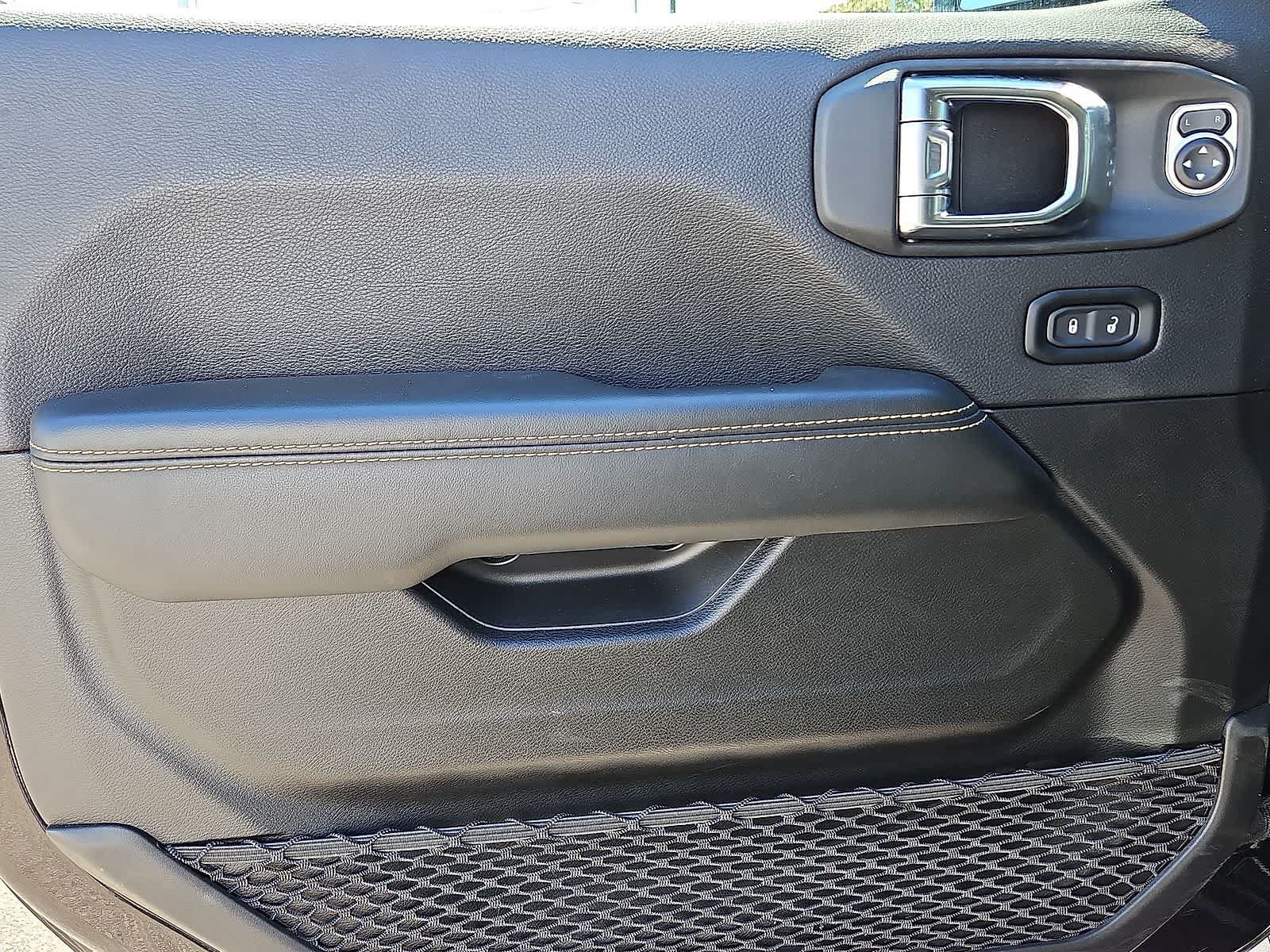 Used 2025 Jeep Wrangler Unlimited Sahara AWD/4WD image 27