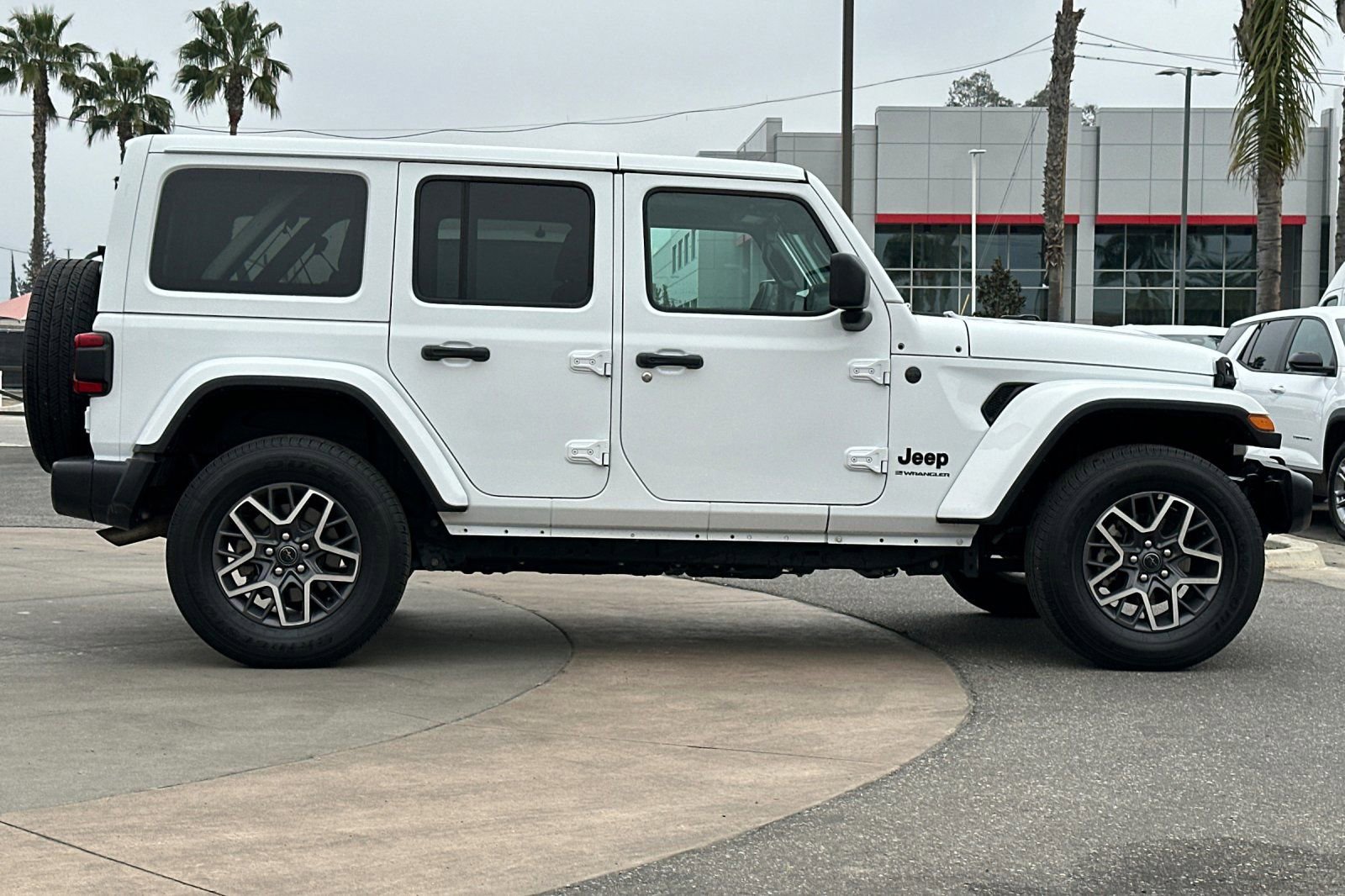 Used 2025 Jeep Wrangler Sahara image 3