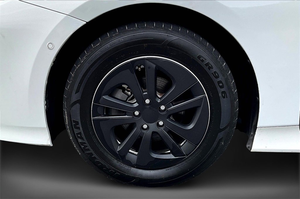 Used 2022 Toyota Prius L Eco image 31