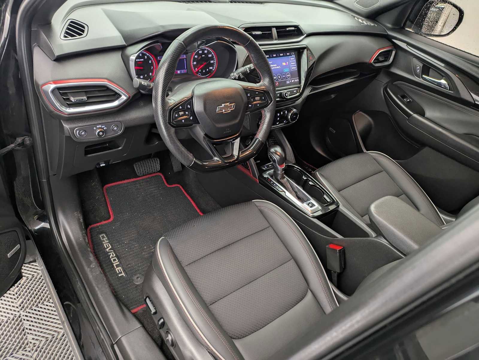 Used 2022 Chevrolet TrailBlazer RS w/ Sun and Liftgate Package image 2