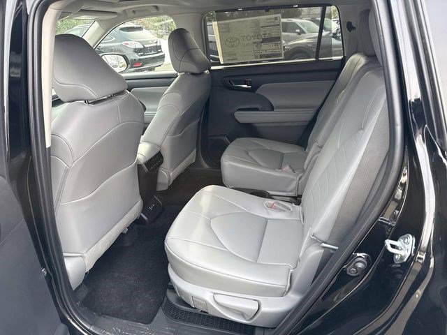 Used 2026 Toyota Highlander XLE image 17
