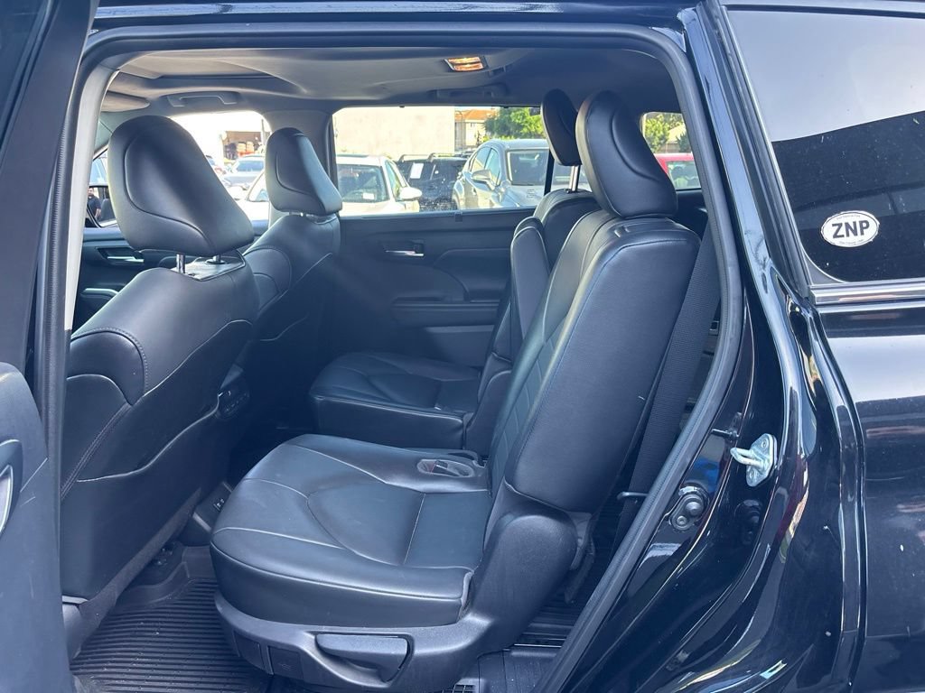 Used 2021 Toyota Highlander XLE FWD image 12