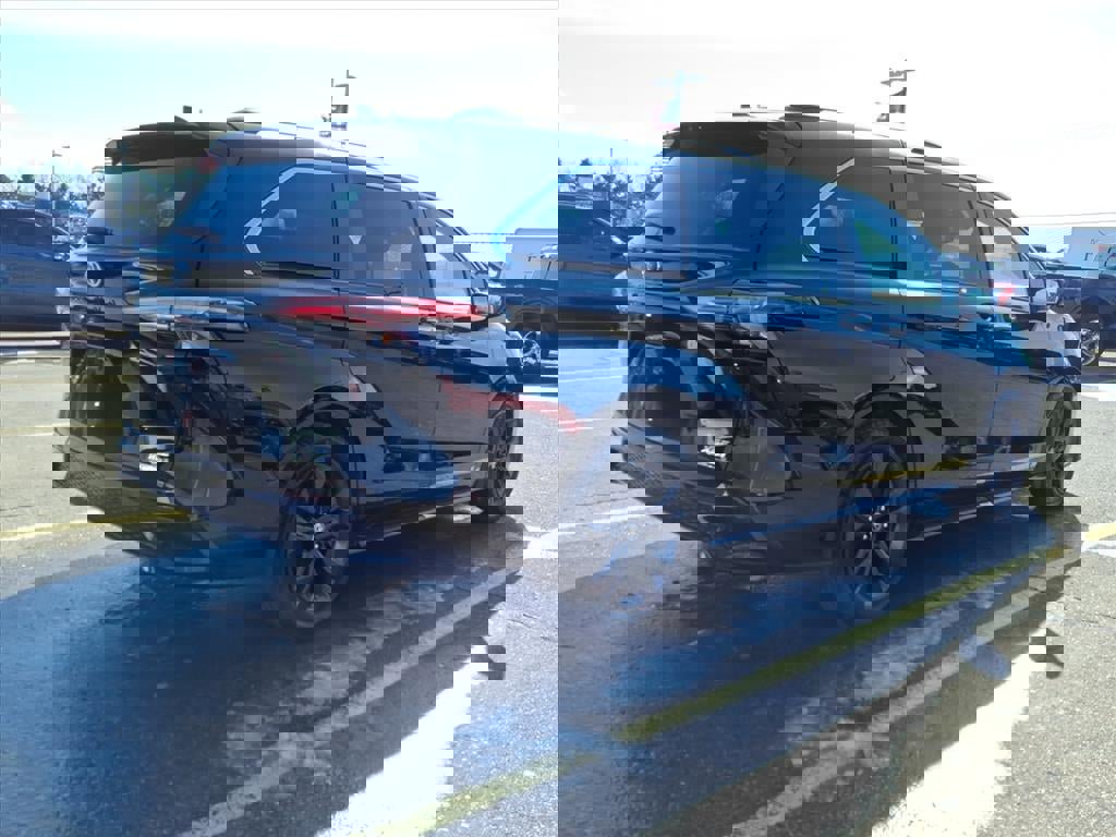 Used 2022 Toyota Sienna XSE image 7