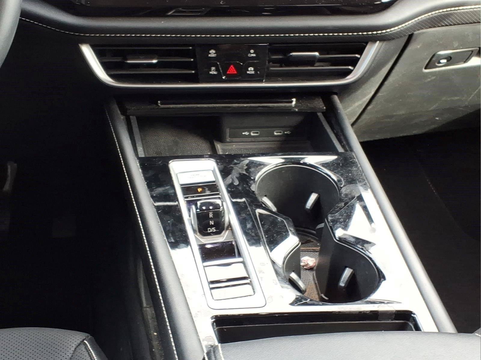 Used 2024 Volkswagen Atlas SE AWD/4WD image 14