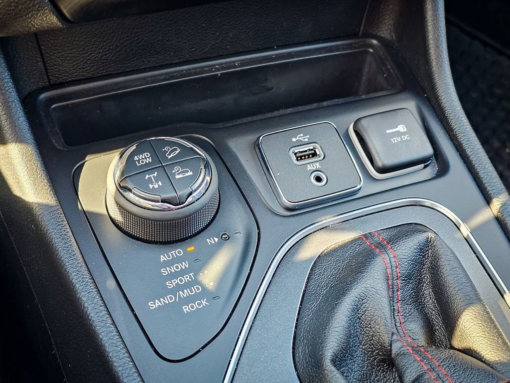 Used 2019 Jeep Cherokee Trailhawk w/ Cold Weather Group image 27