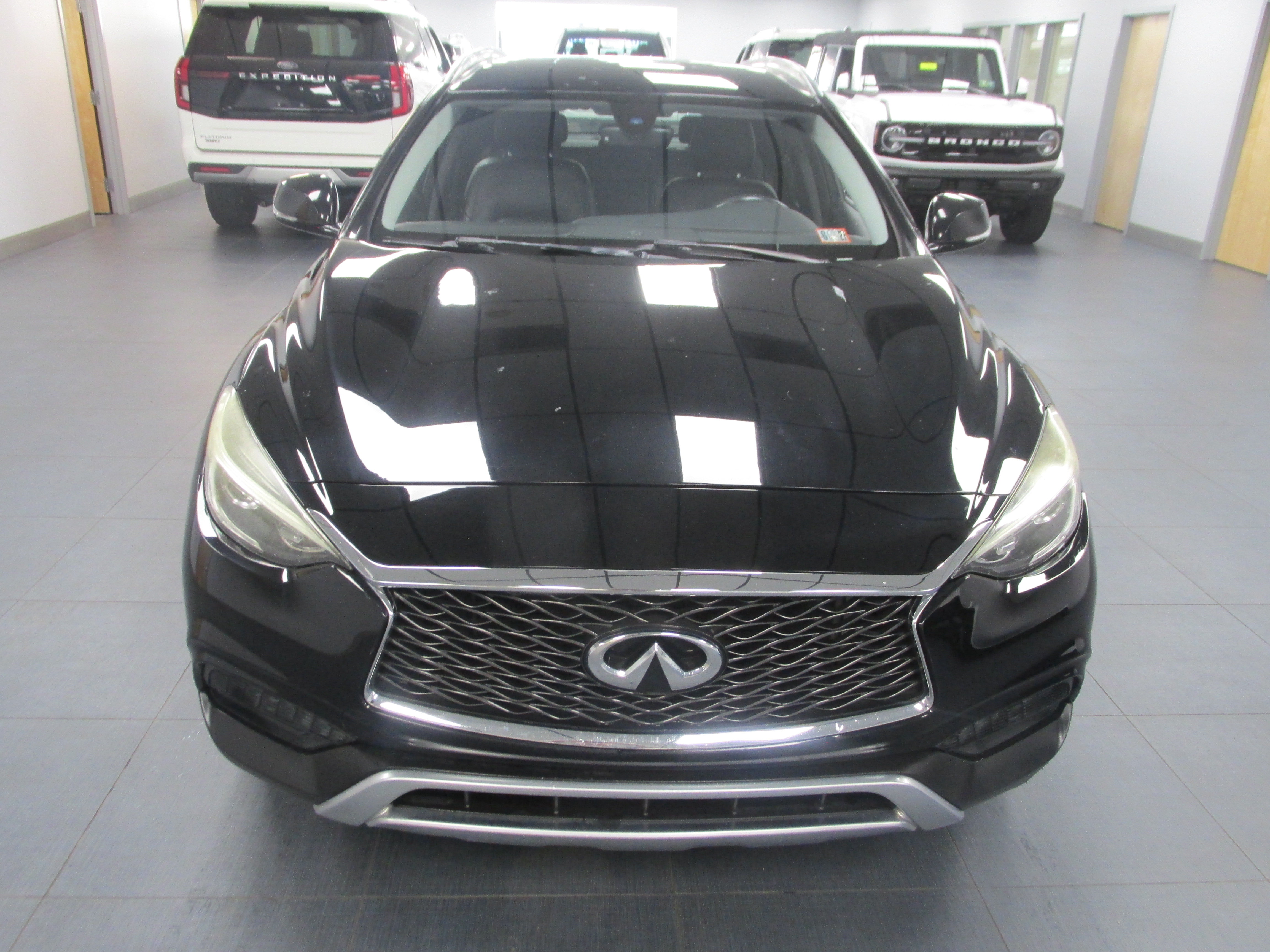 Used 2017 INFINITI QX30 AWD image 2