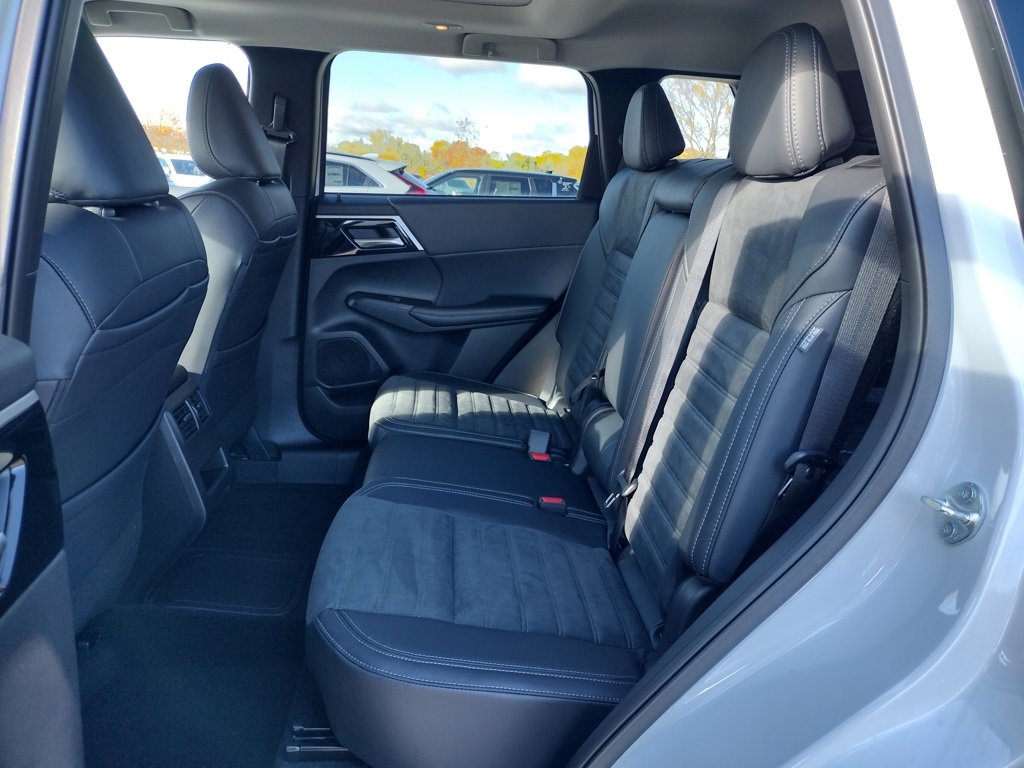 New 2025 Mitsubishi Outlander SE image 9