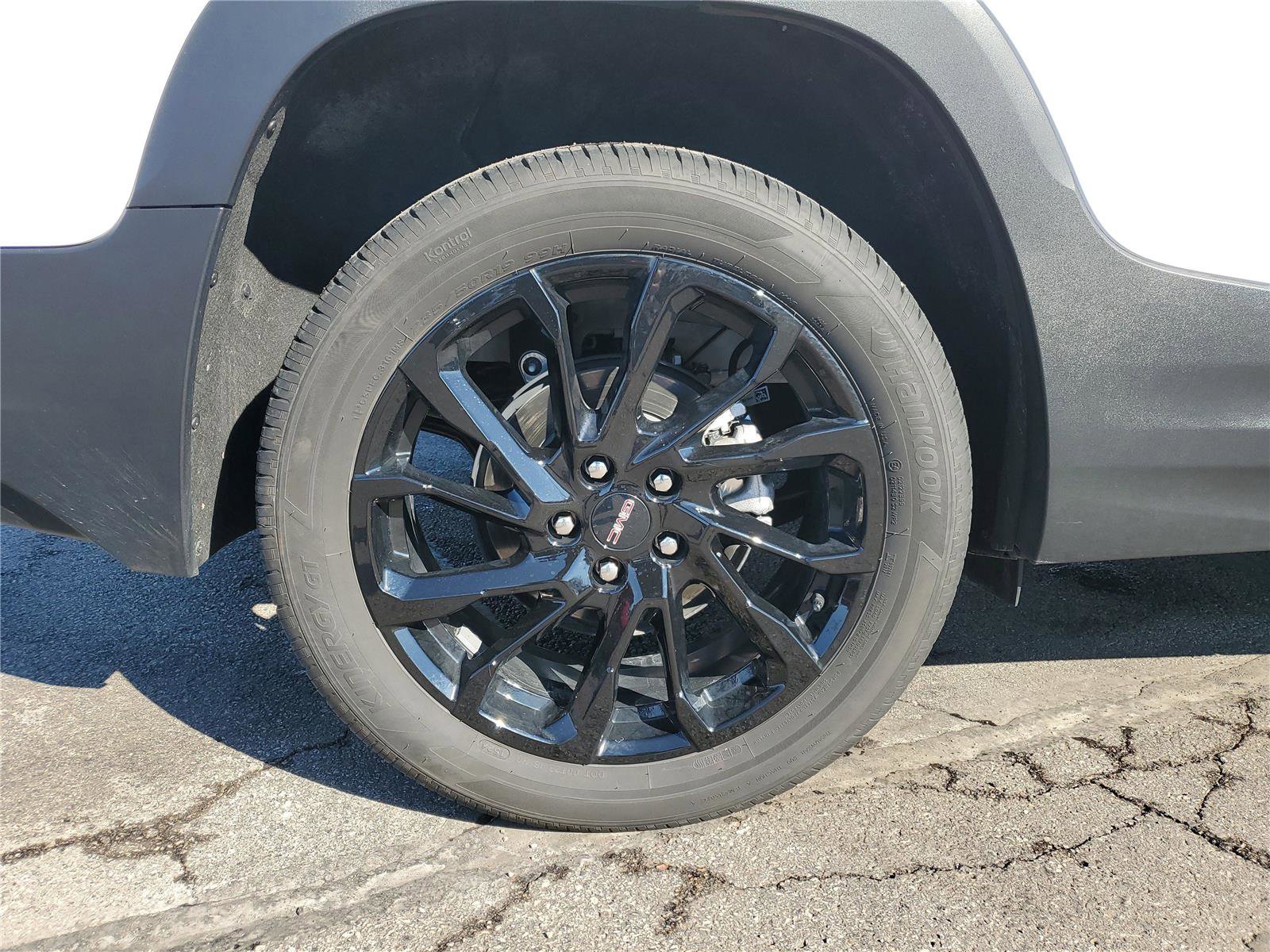 Used 2024 GMC Terrain SLE w/ Driver Convenience Package image 6