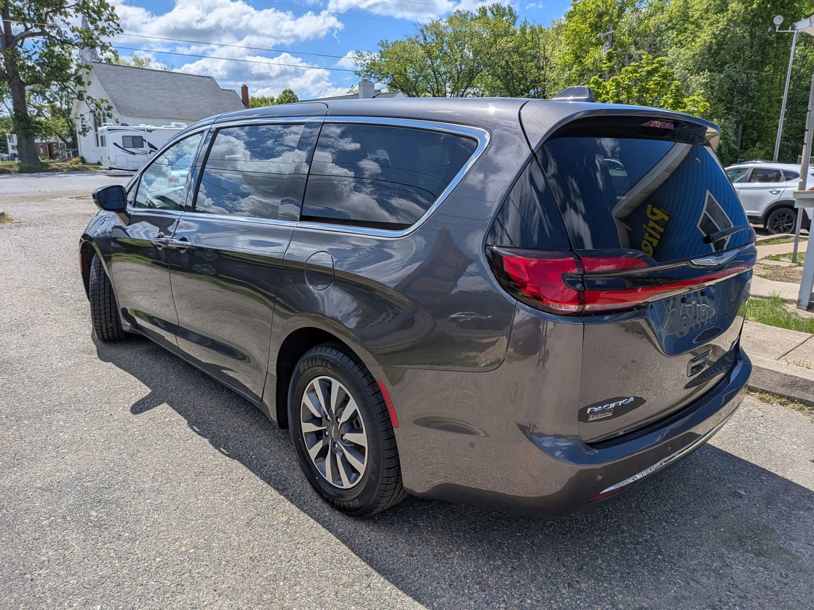 Used 2022 Chrysler Pacifica Touring-L w/ Uconnect Theater Family Group FWD image 3