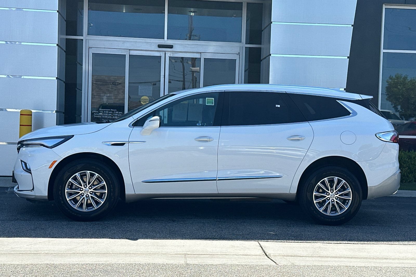 Used 2023 Buick Enclave Essence FWD image 7