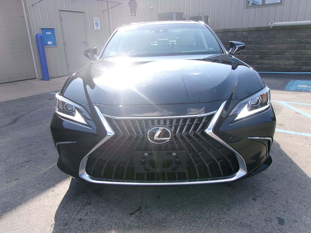 Used 2025 Lexus ES 300h w/ Premium Package FWD image 2