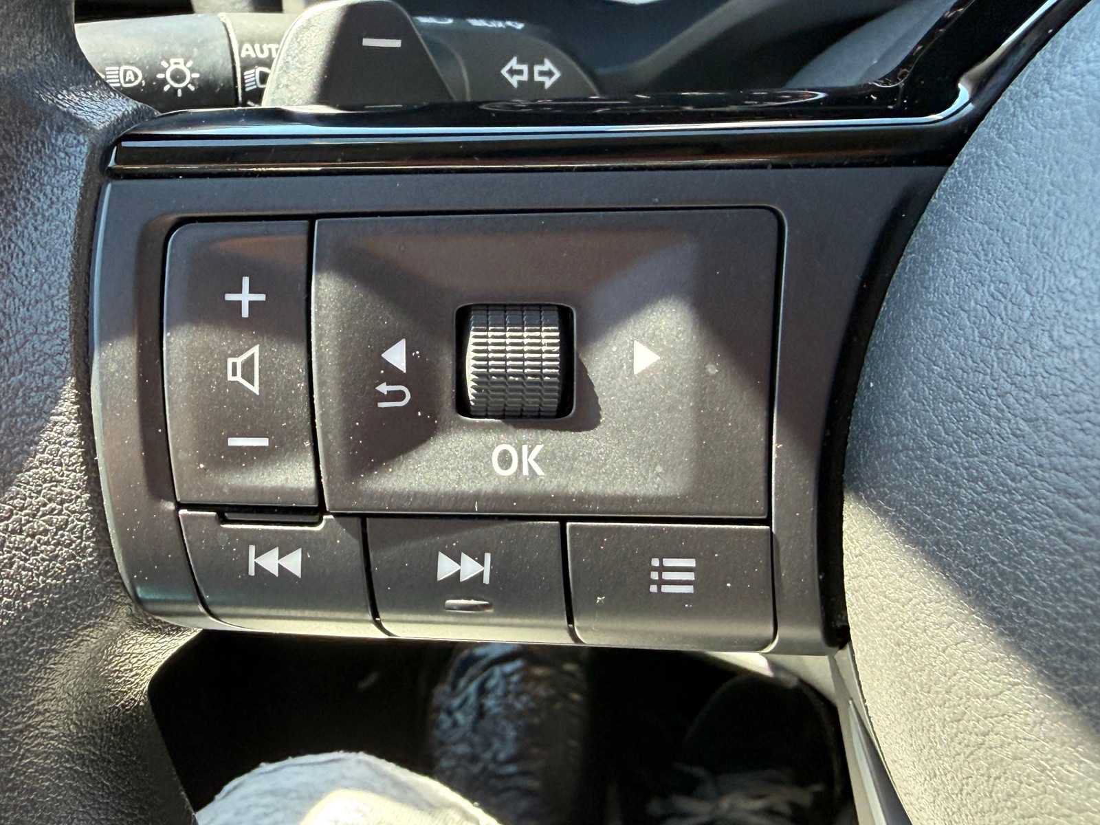 Used 2023 Nissan Rogue SV FWD image 16
