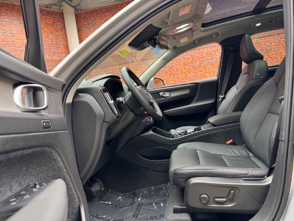 Used 2023 Volvo XC40 B5 Plus AWD/4WD image 23