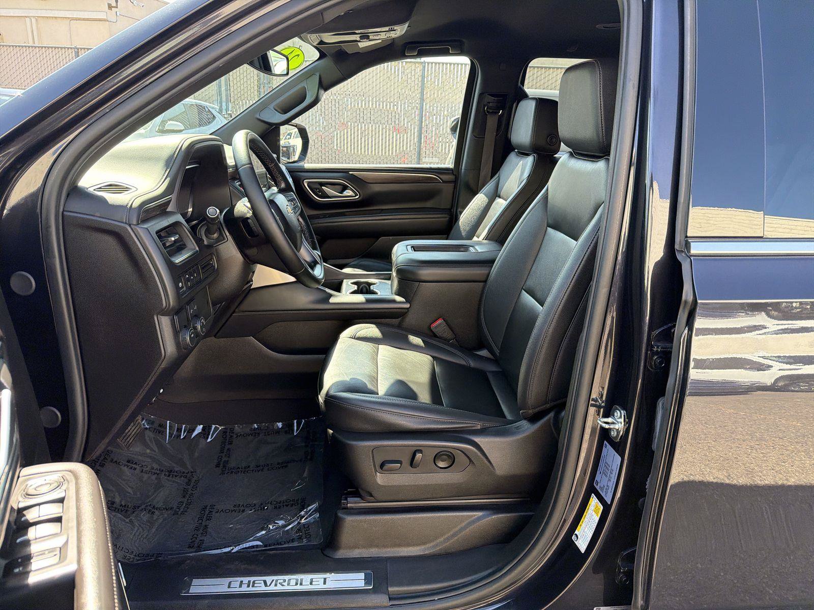 Used 2024 Chevrolet Suburban LT RWD image 18