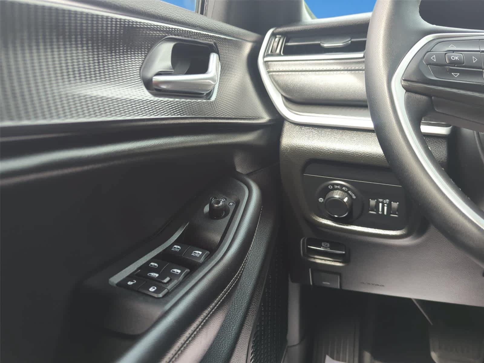 Used 2023 Jeep Grand Cherokee Altitude AWD/4WD image 19