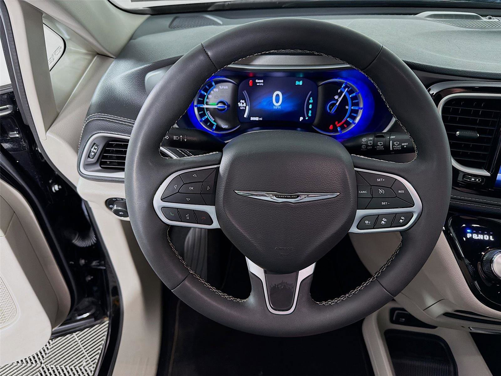 Used 2024 Chrysler Pacifica Select image 12