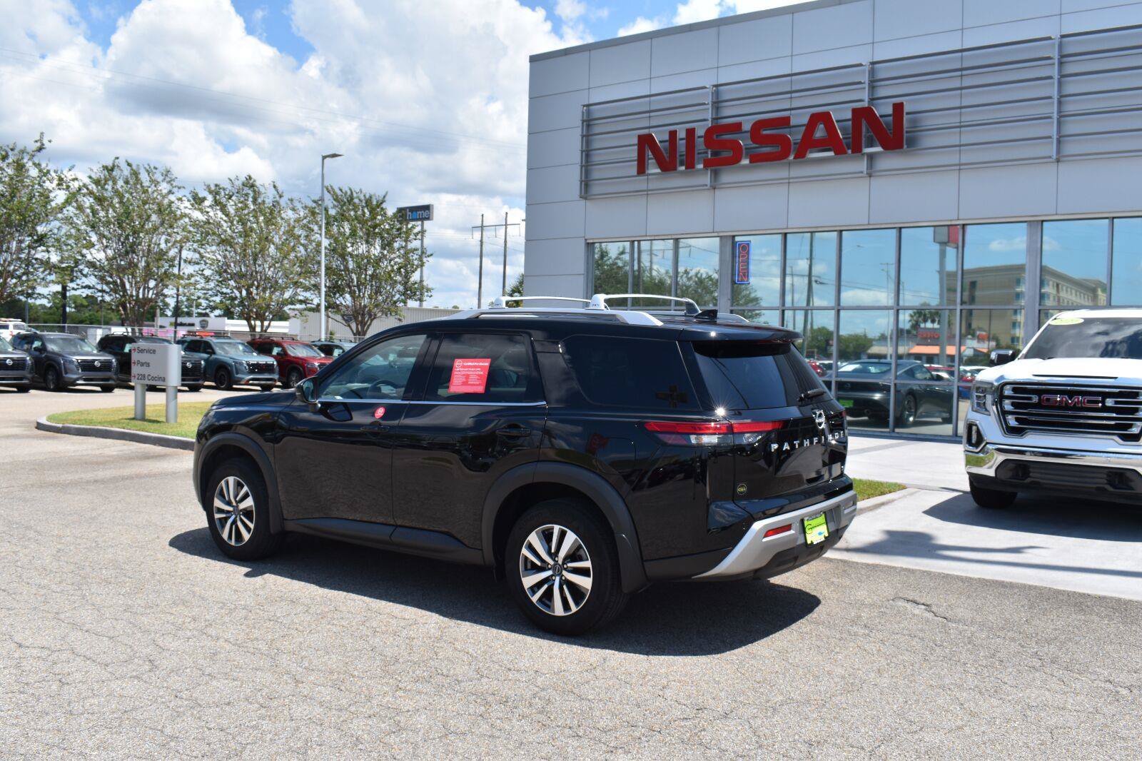 Used 2025 Nissan Pathfinder SL FWD image 5