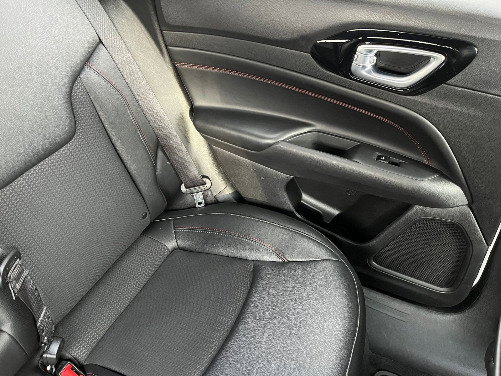 Used 2025 Jeep Compass Trailhawk image 36