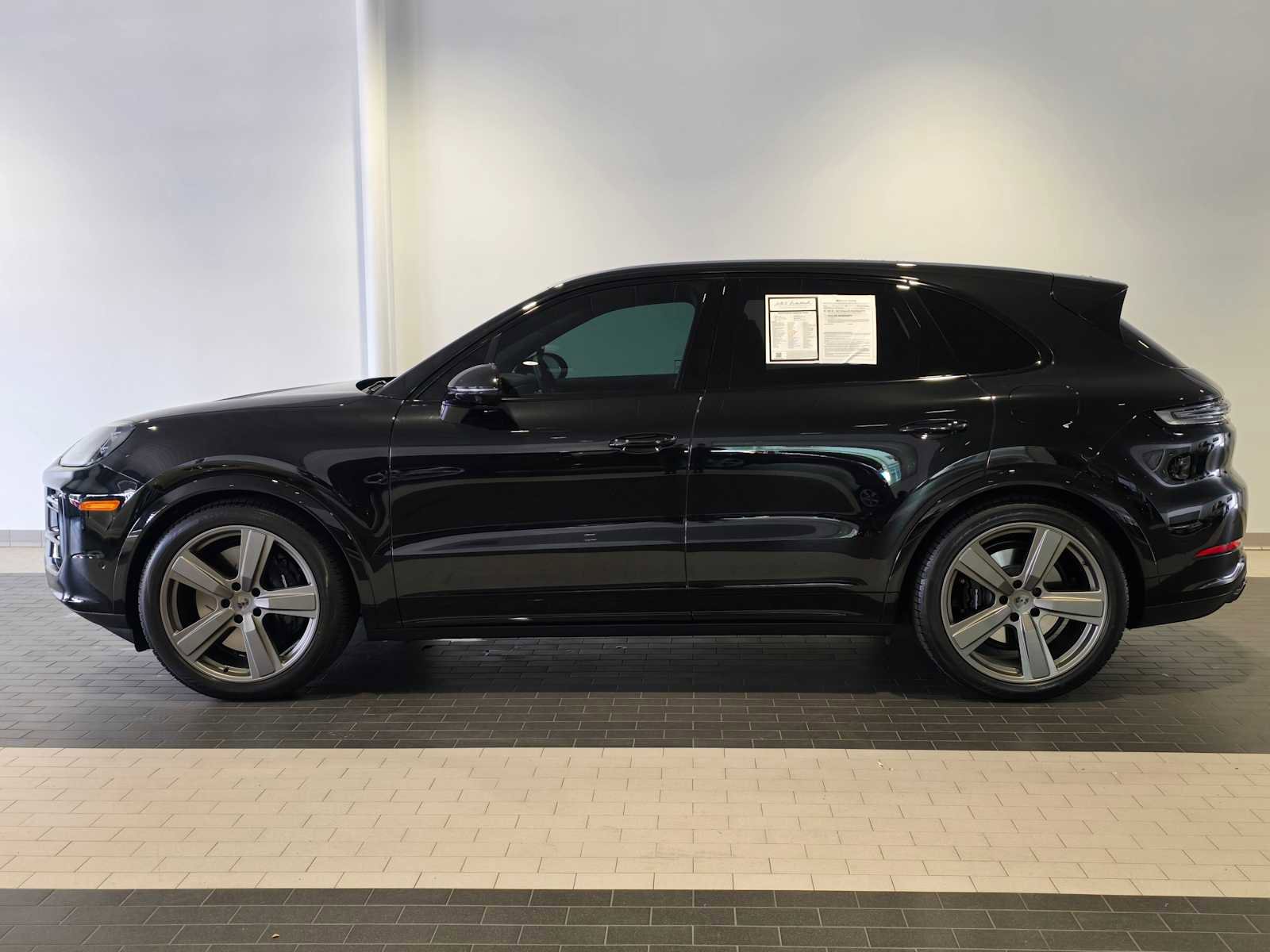 Used 2025 Porsche Cayenne Turbo image 2