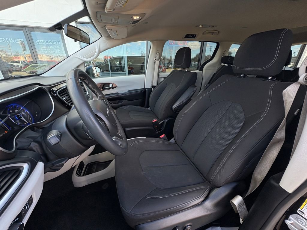 Used 2022 Chrysler Voyager LX image 14