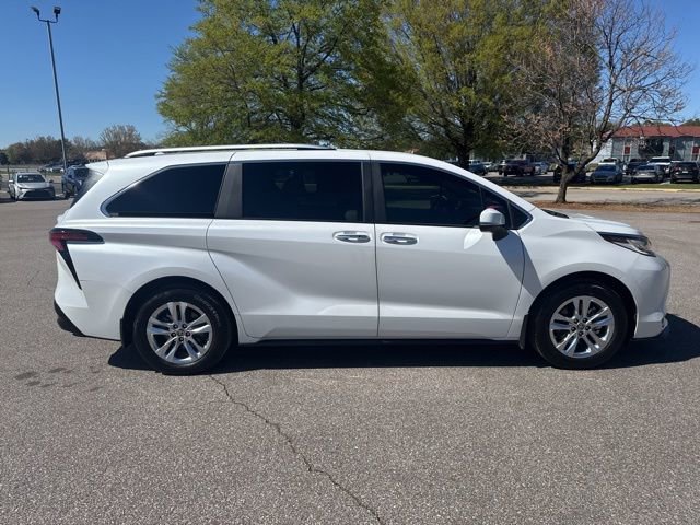 Used 2025 Toyota Sienna Limited image 6