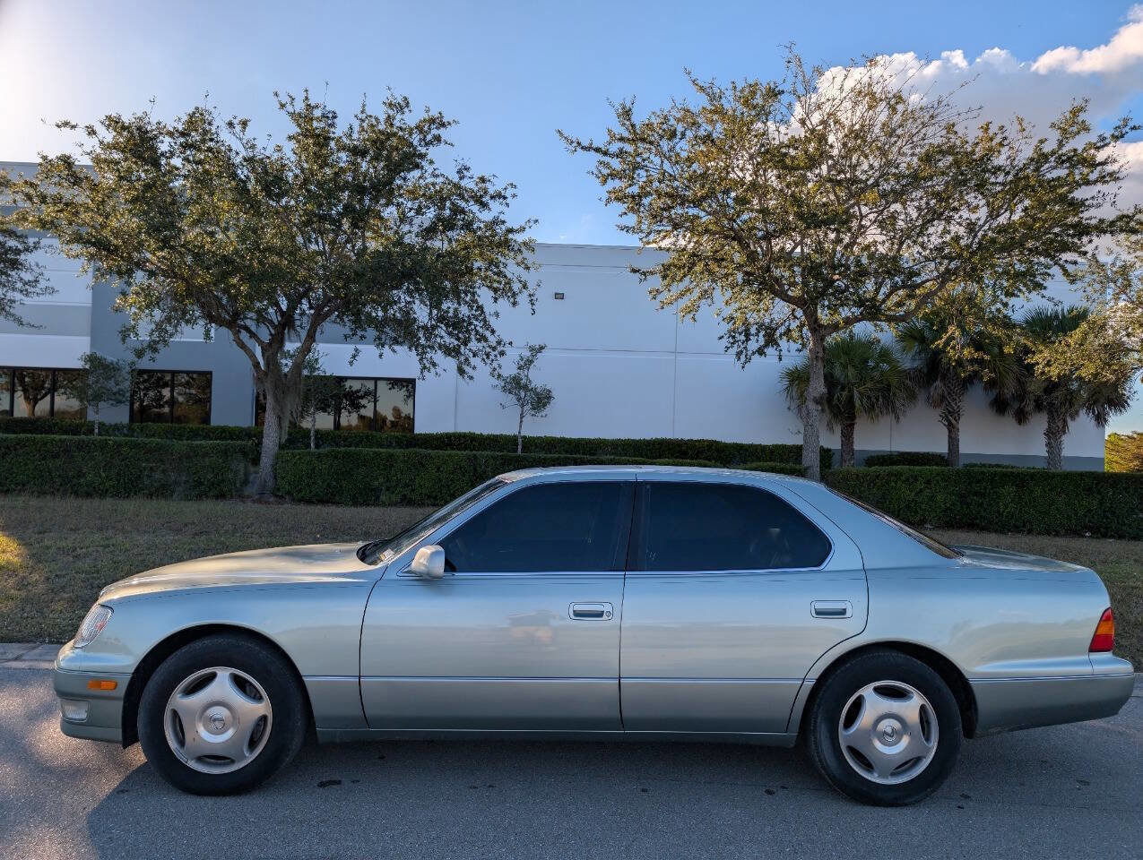 Used 1999 Lexus LS 400 image 9