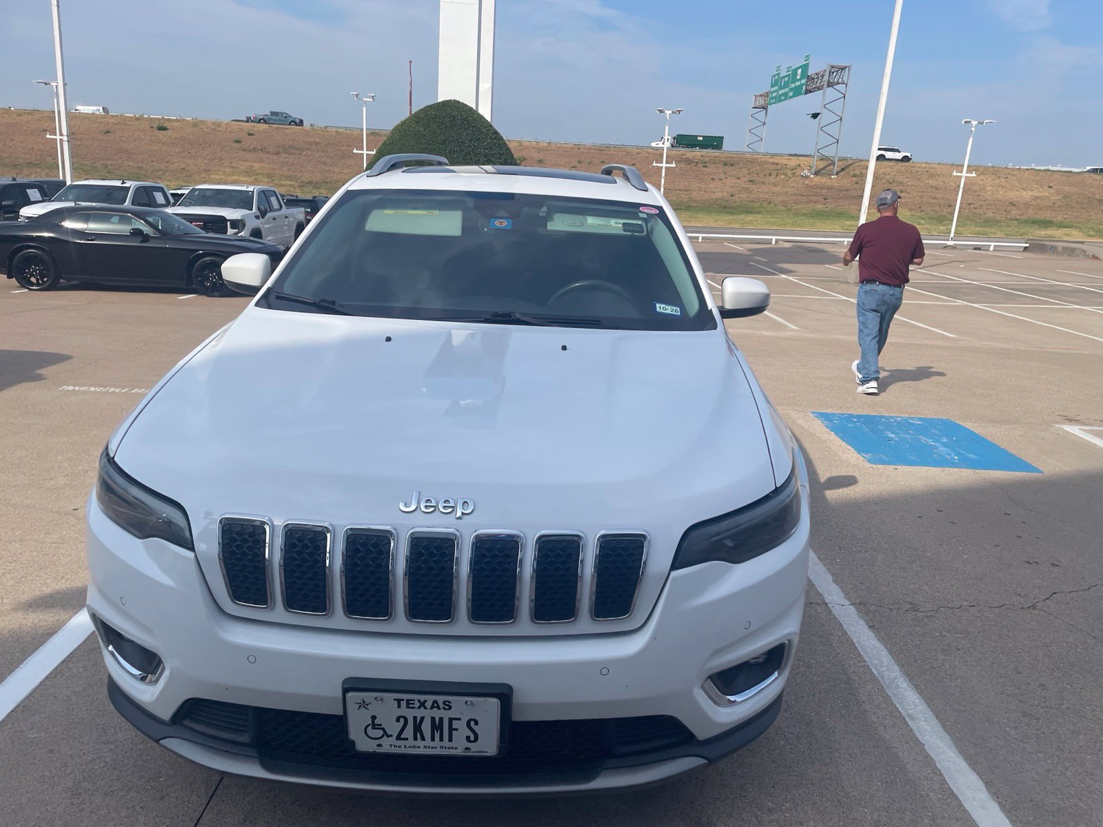 Used 2019 Jeep Cherokee Limited w/ Luxury Group FWD image 2