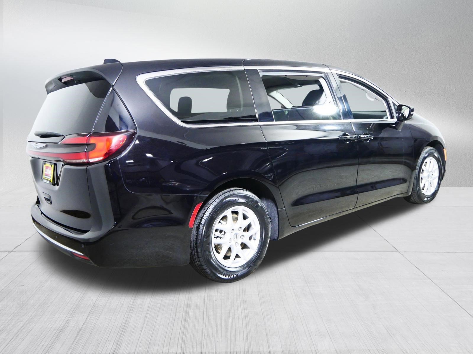 Used 2024 Chrysler Pacifica Touring-L image 7