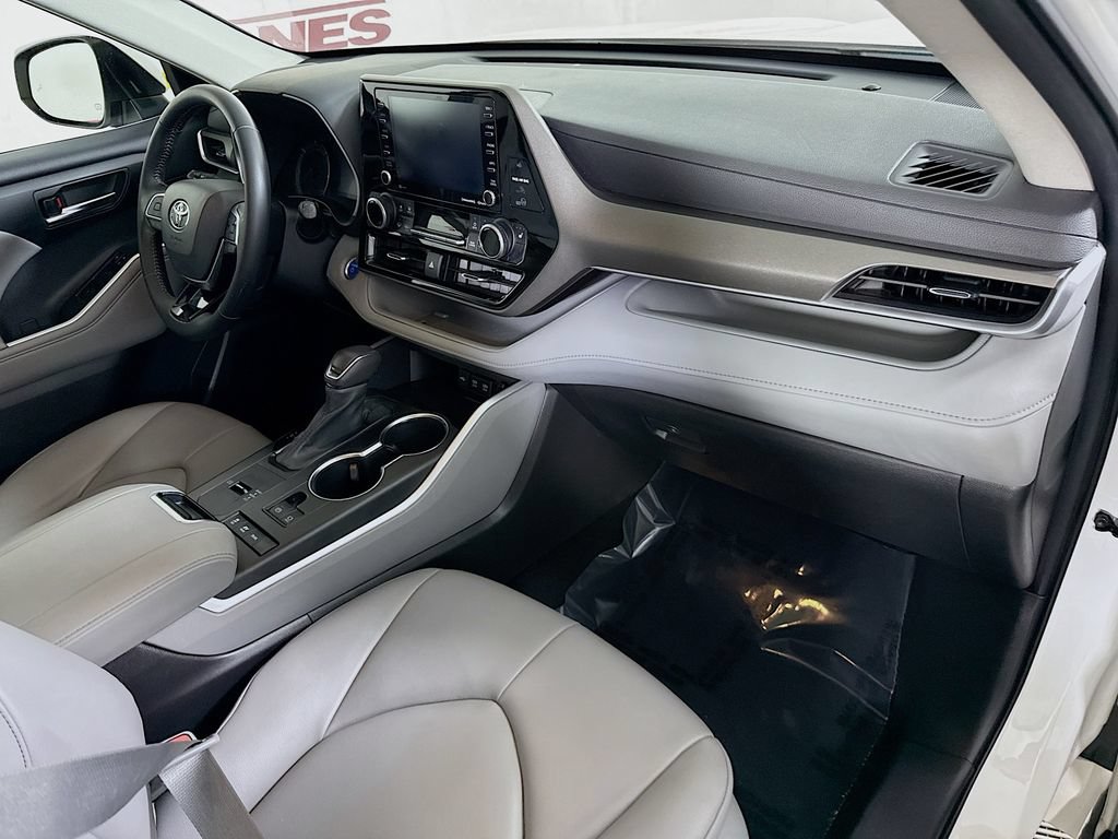 Certified 2021 Toyota Highlander XLE AWD/4WD image 35