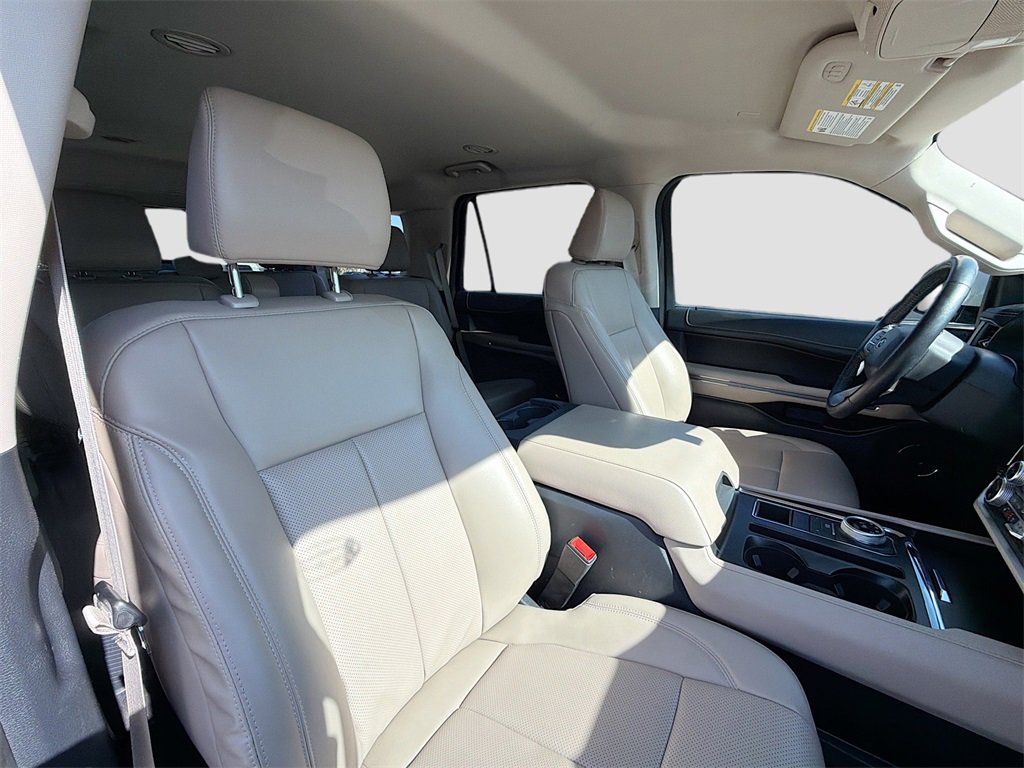Used 2023 Ford Expedition XLT image 30