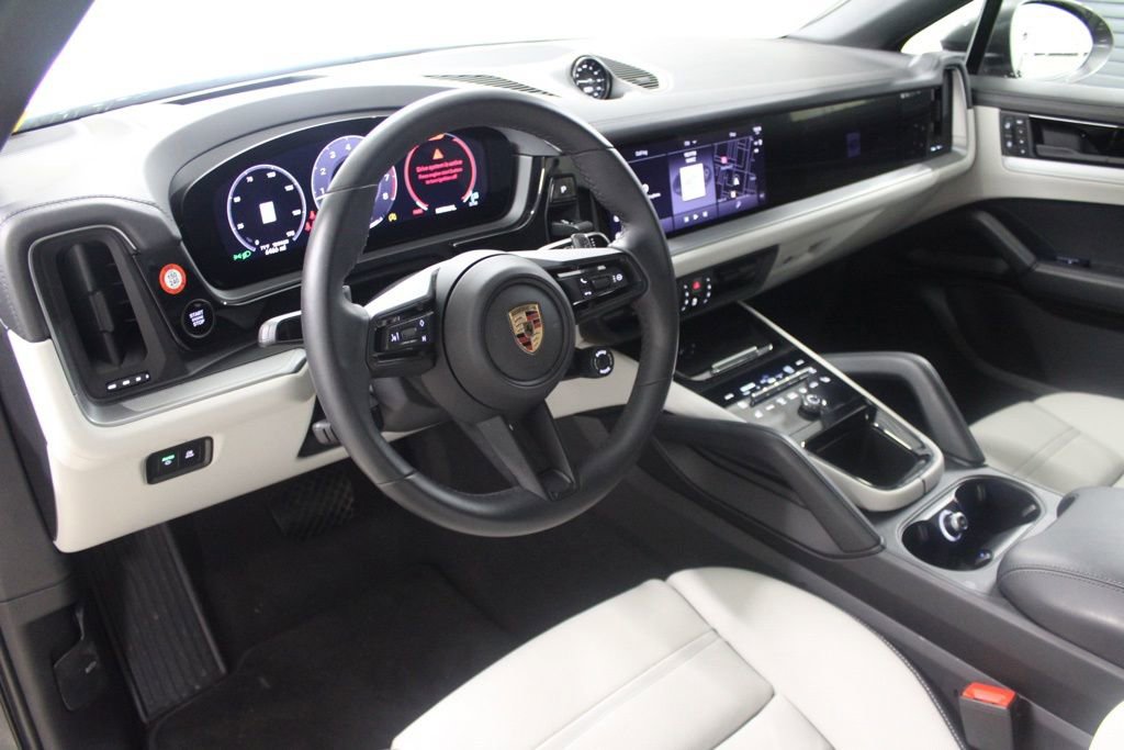 Certified 2025 Porsche Cayenne Coupe image 2