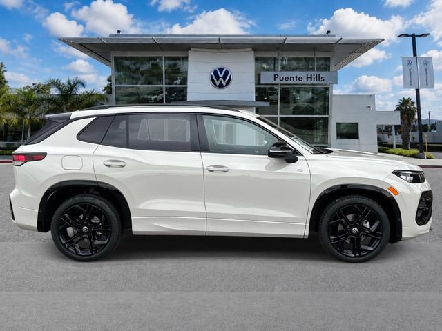 New 2026 Volkswagen Tiguan SE R-Line FWD image 3