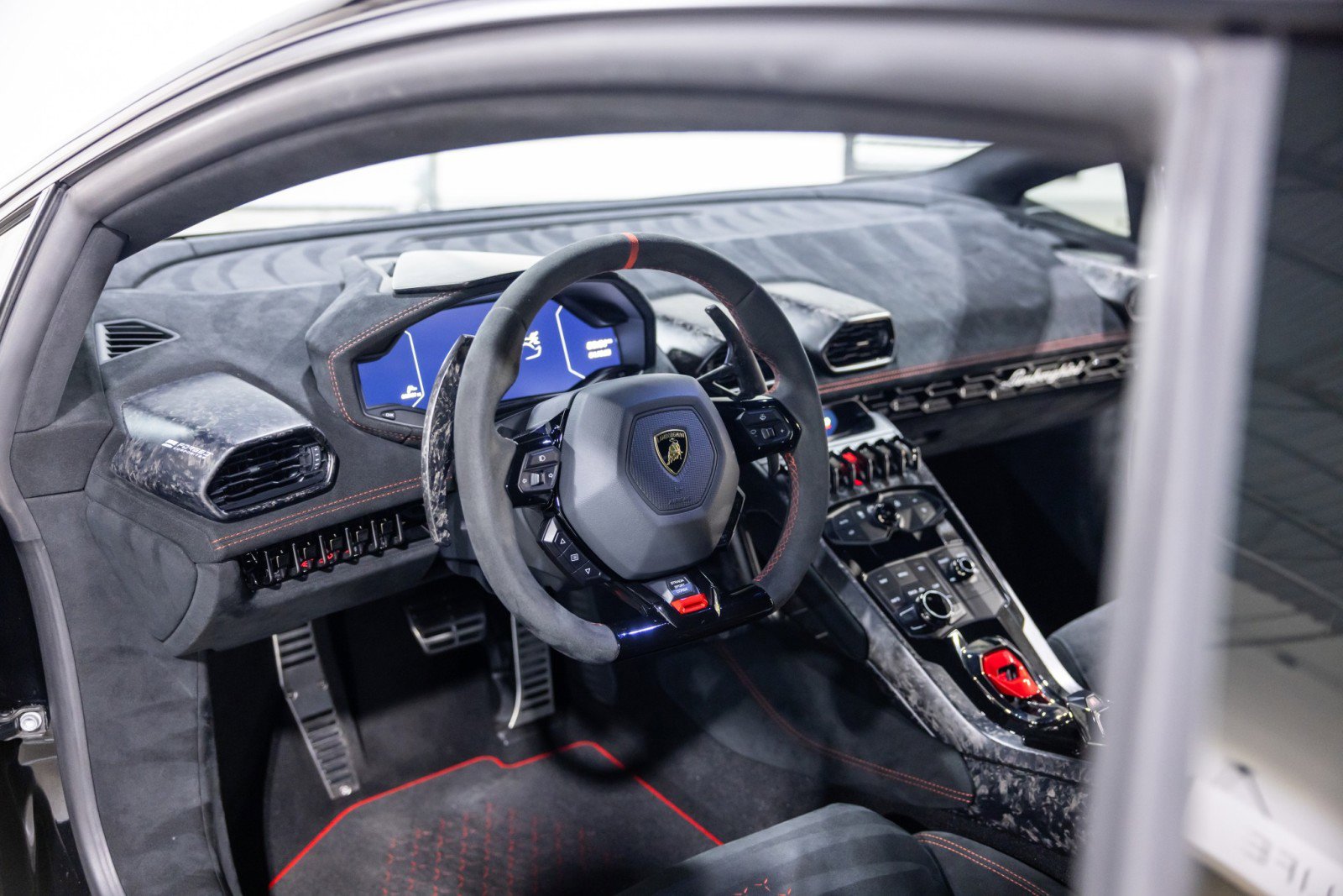 Used 2018 Lamborghini Huracan Performante AWD/4WD image 36