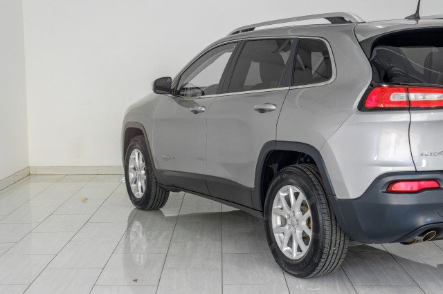 Used 2016 Jeep Cherokee Latitude w/ Cold Weather Group AWD/4WD image 68