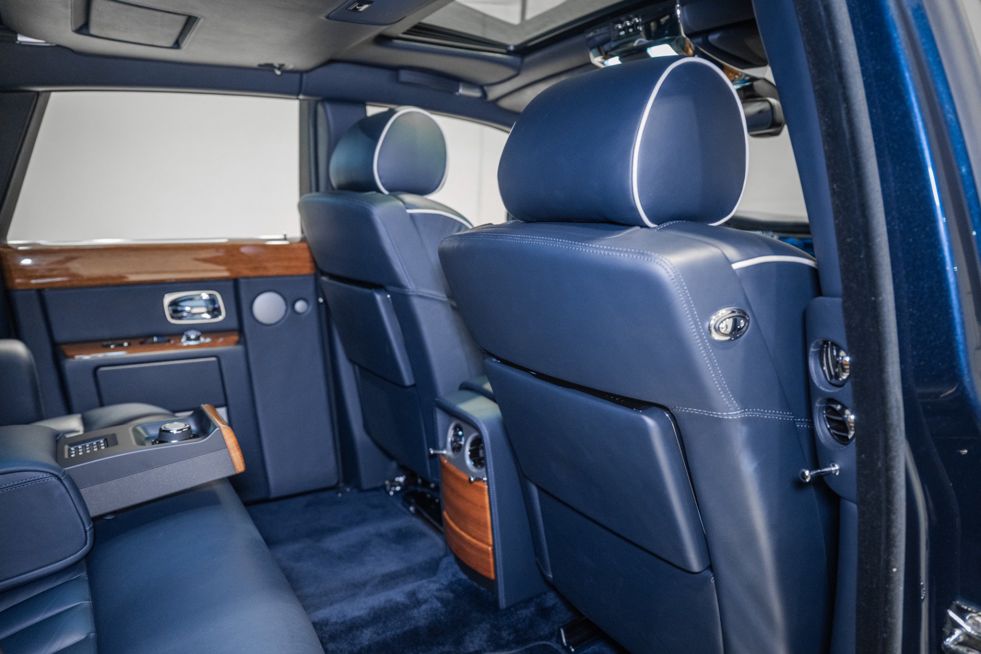 Used 2011 Rolls-Royce Phantom Sedan RWD image 39