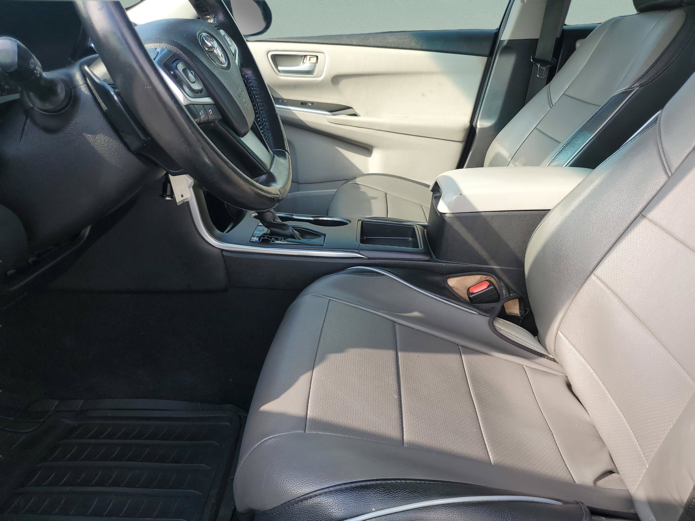 Used 2015 Toyota Camry SE FWD image 13