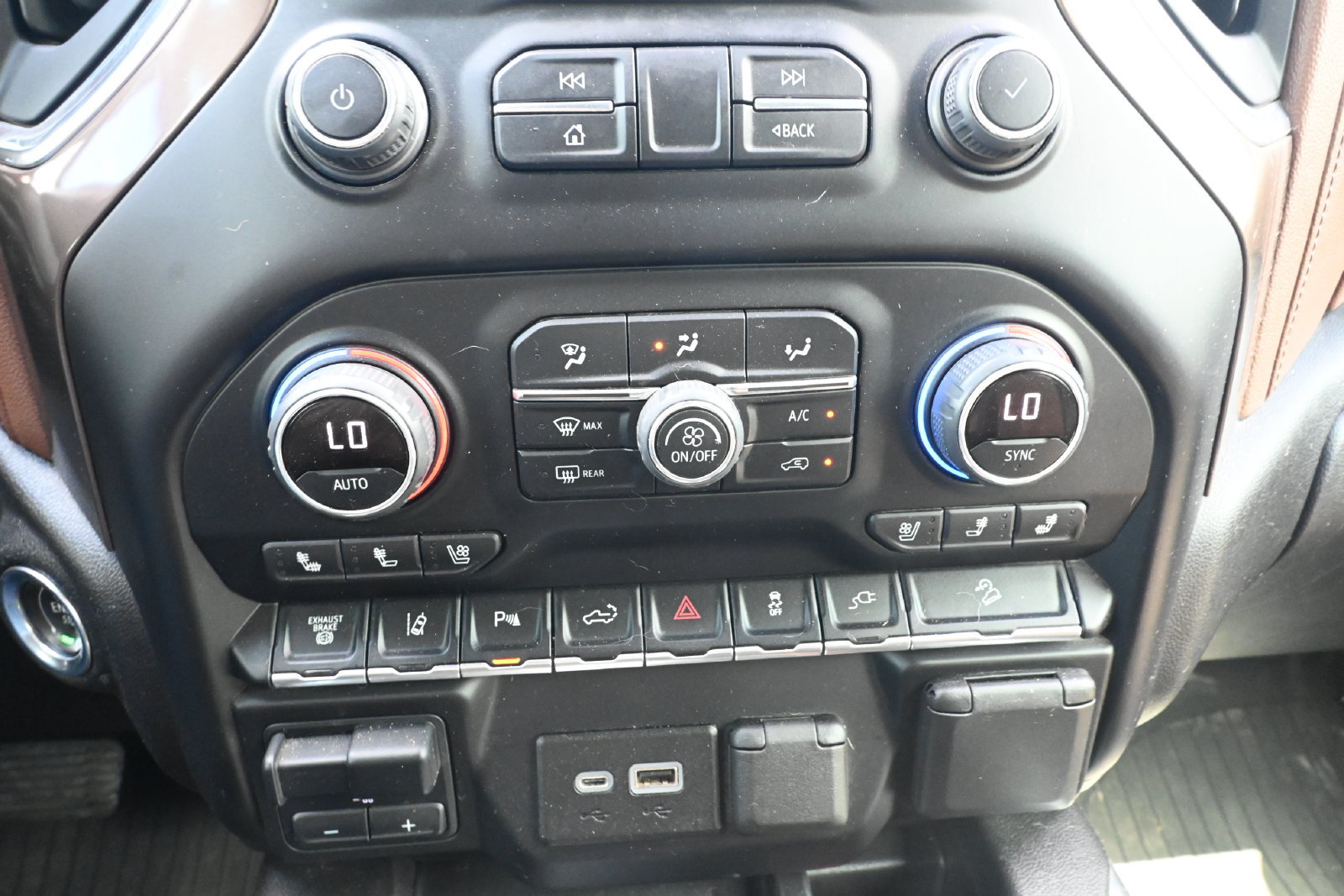 Used 2022 Chevrolet Silverado 2500 High Country w/ Technology Package AWD/4WD image 19
