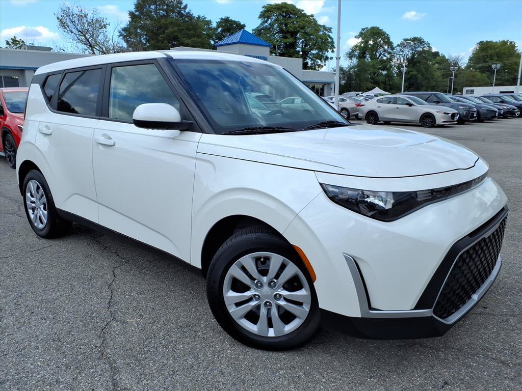 Used 2023 Kia Soul LX FWD image 2