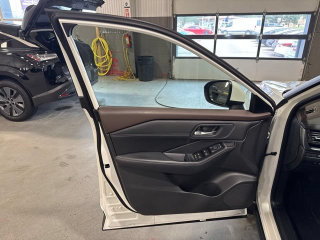 Certified 2023 Nissan Rogue SV w/ SV Premium B Package AWD/4WD image 9