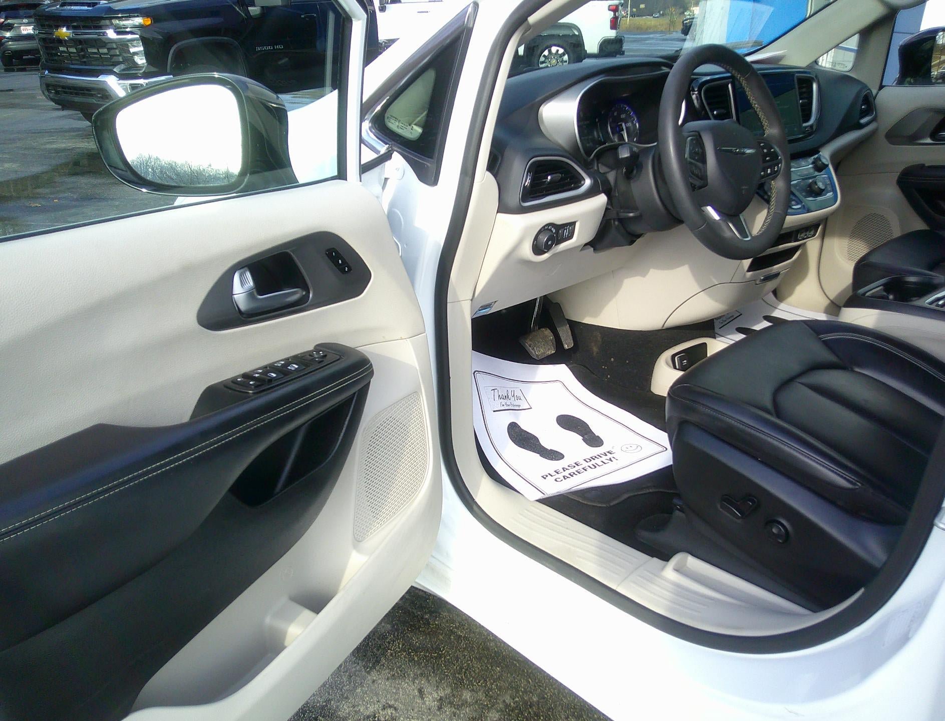 Used 2024 Chrysler Pacifica Touring-L FWD image 8