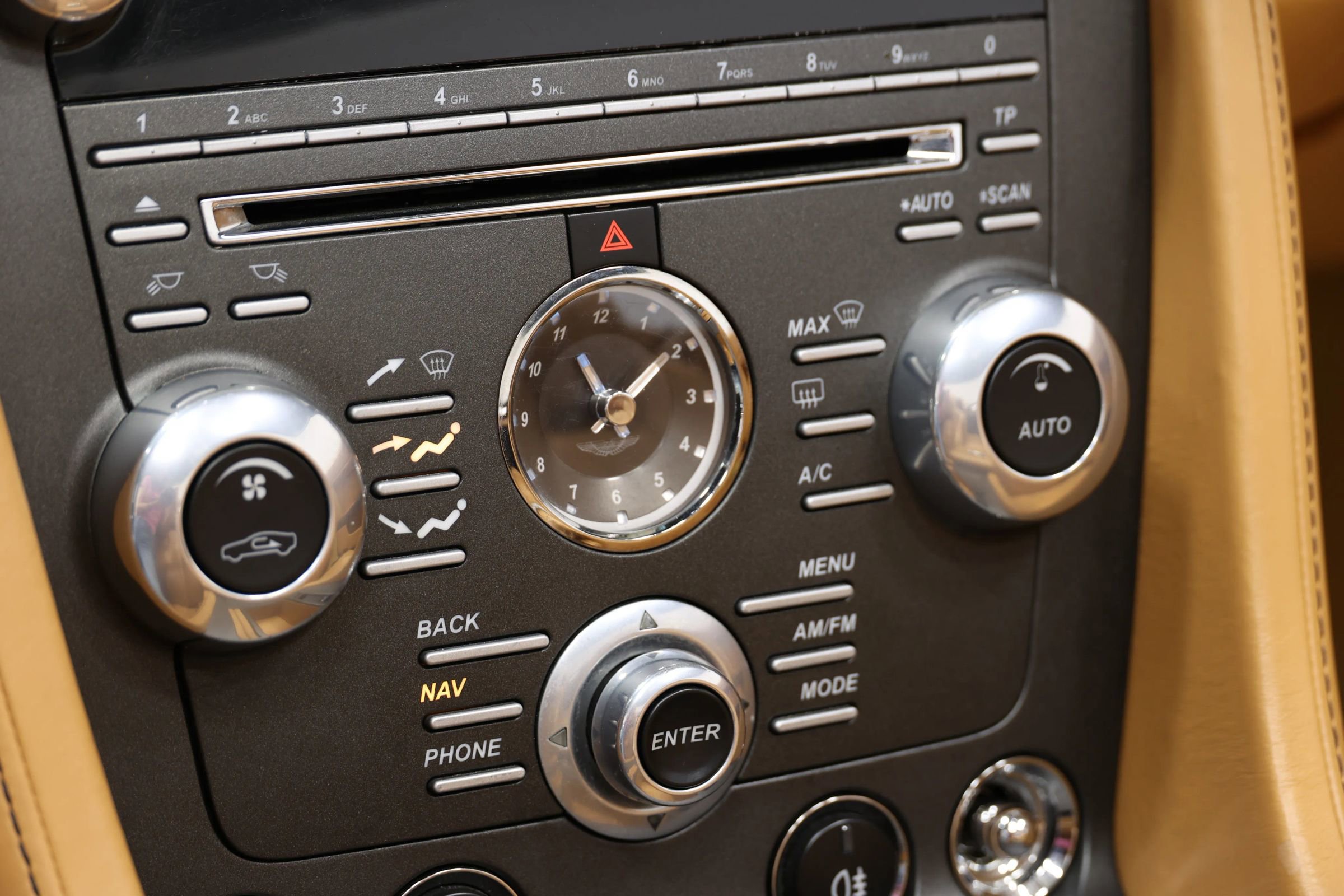 Used 2012 Aston Martin V8 Vantage Roadster image 37