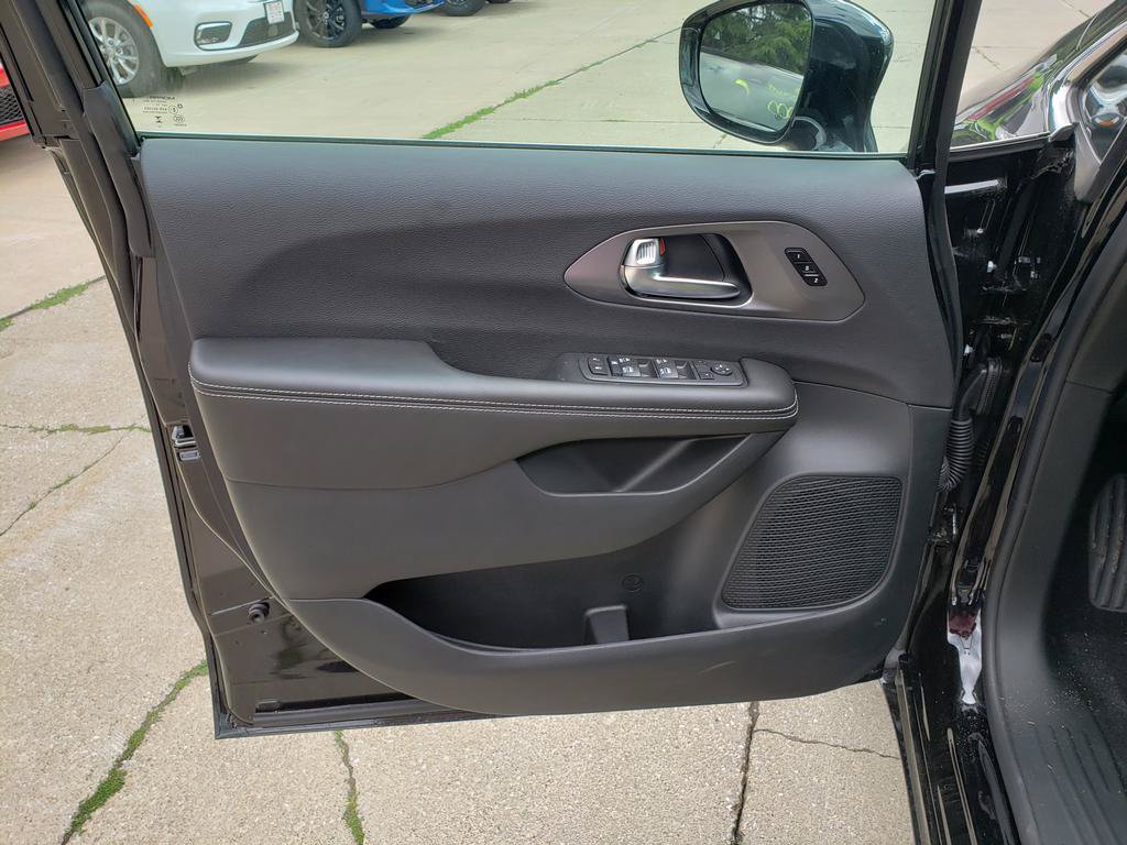 New 2026 Chrysler Pacifica Select AWD/4WD image 13