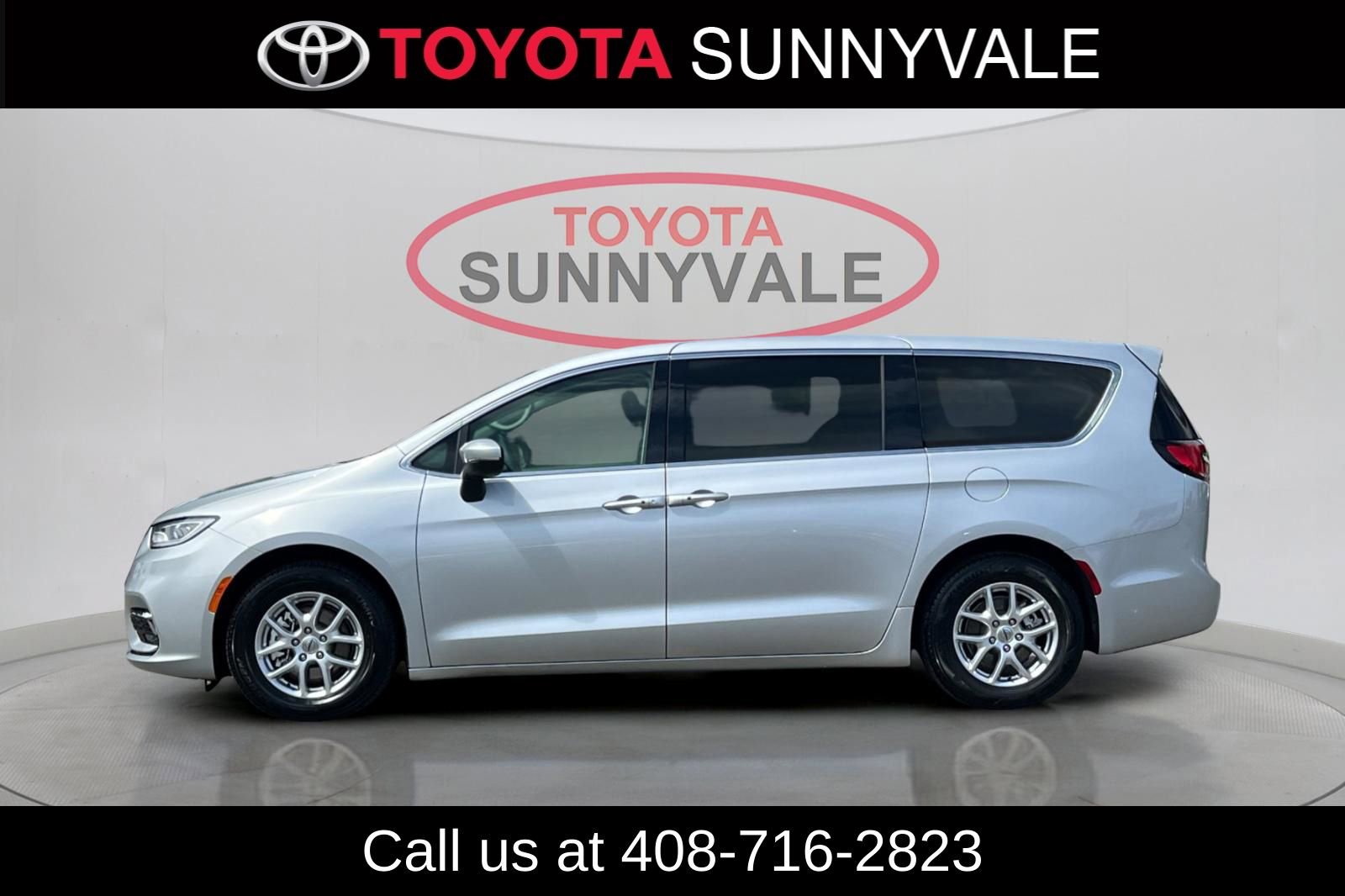 Used 2023 Chrysler Pacifica Touring-L image 6