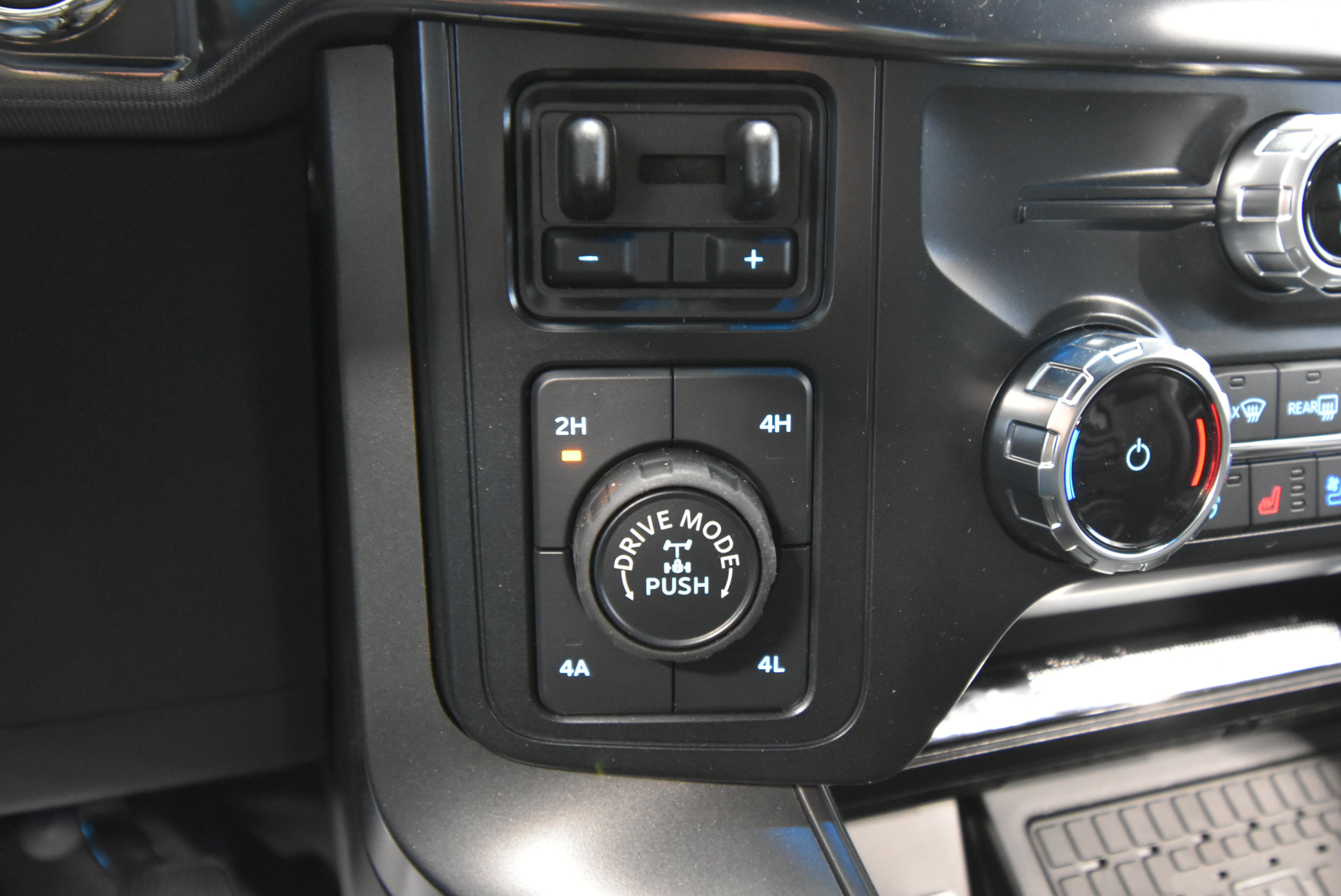 New 2025 Ford F150 Lariat w/ Equipment Group 502A High image 16