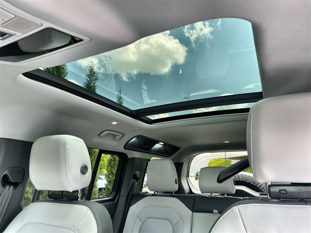 Used 2025 Land Rover Defender 110 S image 19