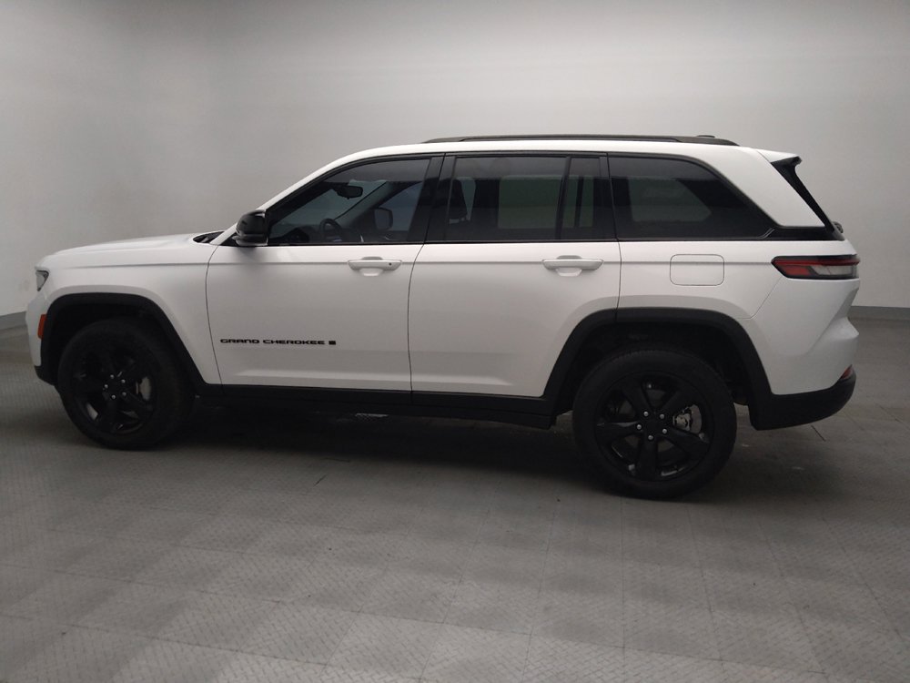 Used 2023 Jeep Grand Cherokee Limited w/ Black Appearance Package AWD/4WD image 3