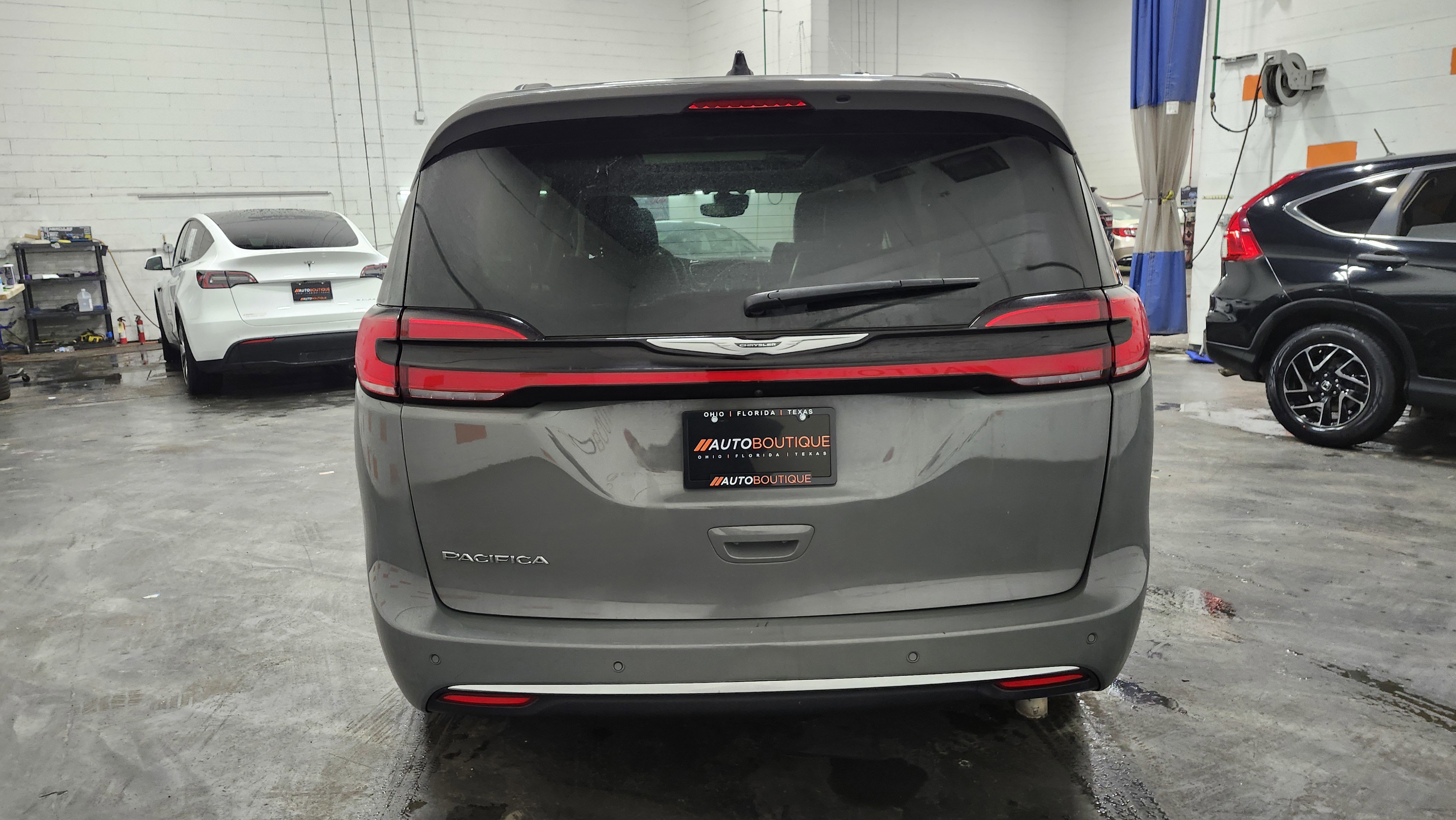 Used 2023 Chrysler Pacifica Limited image 17