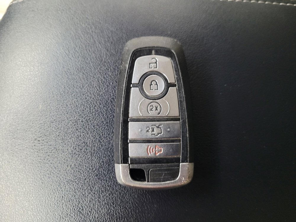 Used 2019 Ford Edge Titanium image 32