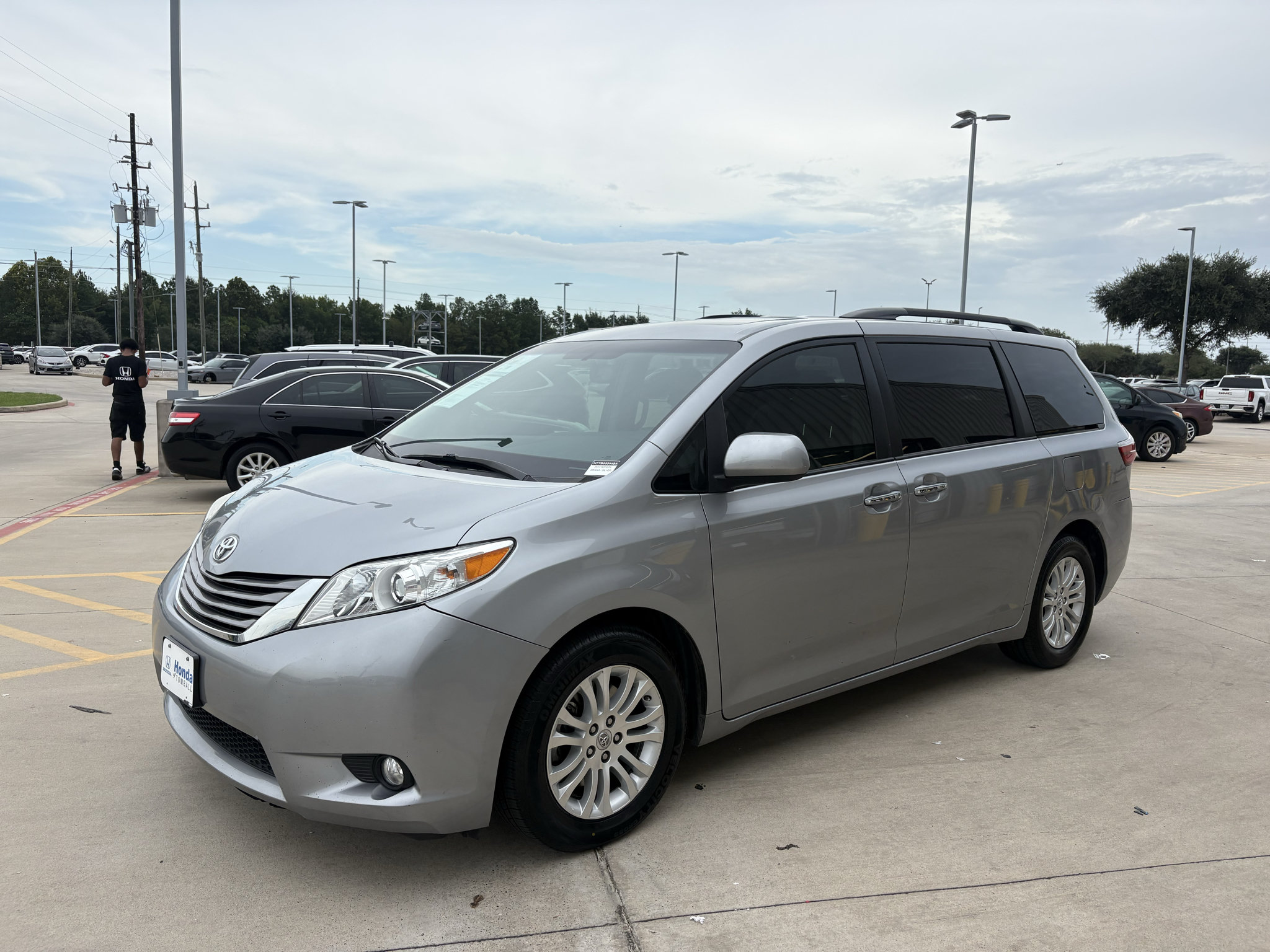 Used 2017 Toyota Sienna XLE FWD image 4